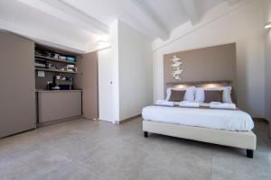 a white bedroom with a white bed in a room at Pietra Bianca Marzamemi in Marzamemi