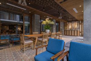 een eetkamer met een tafel en stoelen bij Le Boutique Danang in Da Nang +113 foto's
