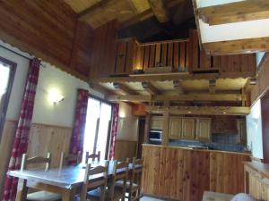 Chalet l'aubépine résidence B&B的厨房或小厨房