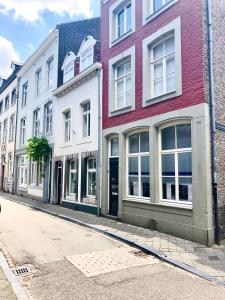 een rij gebouwen in een stadsstraat bij accademia00 in Maastricht