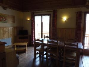 Chalet l'aubépine résidence B&B的电视和/或娱乐中心