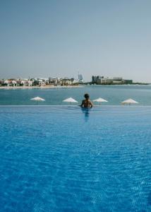 Bazén v ubytování Andaz by Hyatt – Palm Jumeirah nebo v jeho okolí
