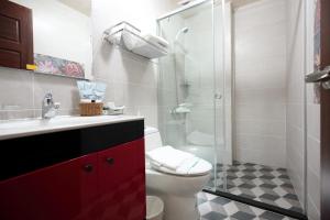 花蓮市的住宿－民樂緣民宿 ，一间带卫生间和玻璃淋浴间的浴室