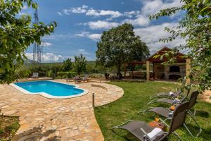 um quintal com uma piscina e um gazebo em Villa Podrugovi Dvori with pool em Koprivno