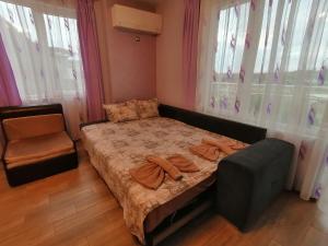 ソゾポルにあるKirqzovi 11のベッドルーム1室(ベッド1台、椅子、窓付)
