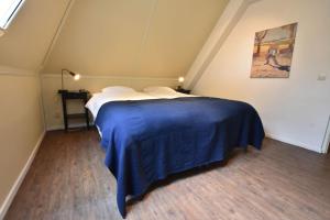 a bedroom with a bed with a blue blanket at Enterbrook in Enter