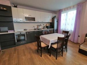 ソゾポルにあるKirqzovi 11のキッチン(テーブル、椅子付)