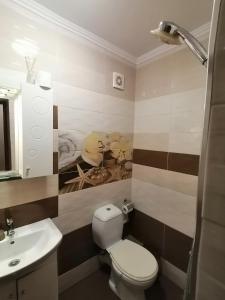 ソゾポルにあるKirqzovi 11のバスルーム(トイレ、洗面台付)
