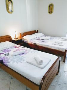 2 Betten in einem Zimmer mit Handtüchern darauf in der Unterkunft NEW PANORAMA STUDIOS in Paralio Astros