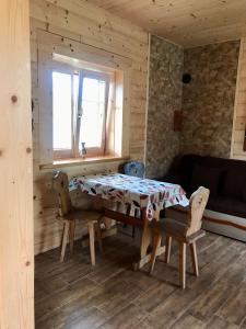 comedor con mesa, sillas y ventana en Serce Beskidu Niskiego, en Świątkowa Mała