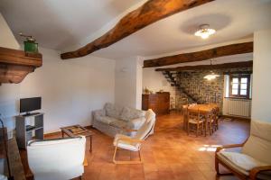 ein Wohnzimmer mit einem Sofa und einem Tisch in der Unterkunft Agriturismo Il Corniolo in Castiglione di Garfagnana