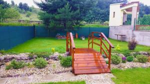 una escalera de madera en un patio con una valla en Privat Velvet en Turčianske Teplice
