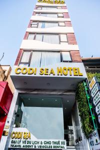 un edificio con un letrero para un hotel de mar frío en CODI SEA Hotel & Travel, en Da Nang