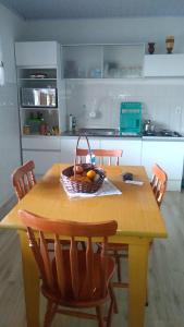 una mesa de madera con una cesta de fruta. en Casa do scur, en Canela