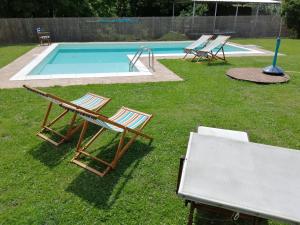 um grupo de cadeiras sentadas ao lado de uma piscina em Sole Mio em Velletri