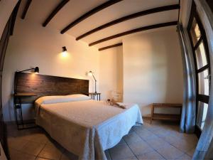 una camera con letto in una stanza con arco di Fenile Apartments a Santa Maria Navarrese
