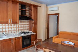 una cucina con lavello e fornello forno superiore di Appartamenti Corallo ad Alba Adriatica