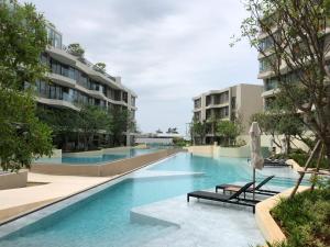 Santorini Khao Takiab Huahin Beach Front في هوا هين: صورة مسبح في فندق