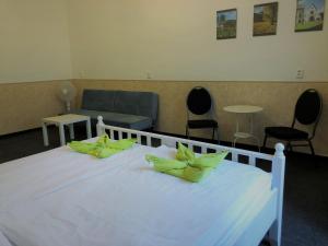 1 dormitorio con cama blanca y almohadas amarillas en Welcome Hostel & Apartments Praguecentre en Praga