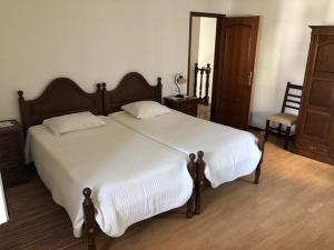 una camera con un grande letto e una sedia di Casa Retiro de Xisto II a Videmonte
