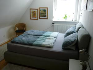 a bed sitting in a room with a window at Kleine Auszeit in Beimerstetten