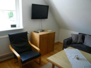 a living room with a tv and a couch at Kleine Auszeit in Beimerstetten