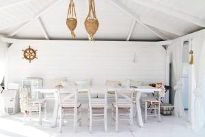 Χώρος καθιστικού στο Family Maisonette with pool #1