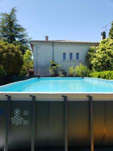 una gran piscina en la parte superior de una casa en L'oxygène ardéchois en Ruoms