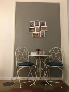 A seating area at MiRhome Guest House
