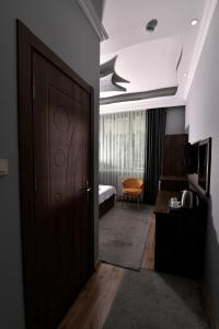 イスタンブールにあるレイズ オテルのドア付きの部屋、ベッド付きのベッドルーム1室が備わります。