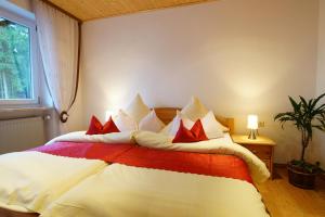 Postel nebo postele na pokoji v ubytování Gasthof Pension Waldfrieden + 18 fotografií