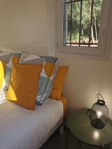 a room with a bed with a table and a window at Studio de charme en Provence, piscine et jacuzzi partagés in Le Luc