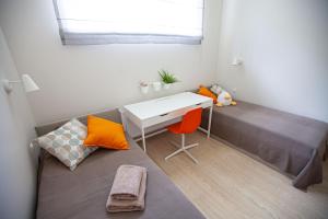 niewielka sypialnia z łóżkiem i biurkiem w obiekcie Apartment near Baltic Sea w Jurmale