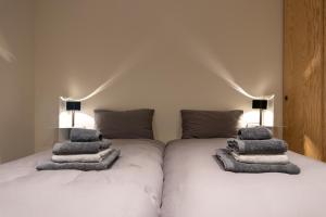 ニーウポールトにあるClos Normand First Floorのベッドルームに枕付きのベッド2台が備わります。