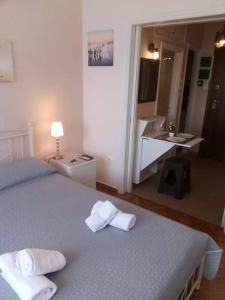 1 dormitorio con 1 cama y baño con lavamanos en Sylvia' s Apartments en Atenas