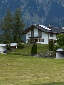 una casa en la cima de un campo con una montaña en Kurzzeitdomizil in Oberstdorf en Oberstdorf