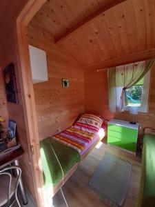 Posteľ alebo postele v izbe v ubytovaní Domki nad morzem w Sianożętach