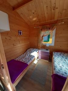 Posteľ alebo postele v izbe v ubytovaní Domki nad morzem w Sianożętach