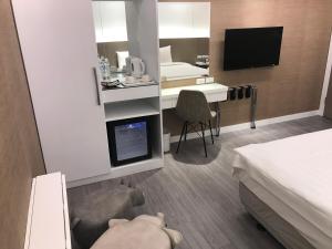 TV a/nebo společenská místnost v ubytování Golden Garden Hotel