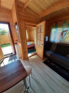 a room with a couch and a table in a cabin at Domki nad morzem w Sianożętach in Sianozety