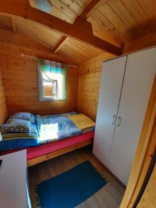 Posteľ alebo postele v izbe v ubytovaní Domki nad morzem w Sianożętach