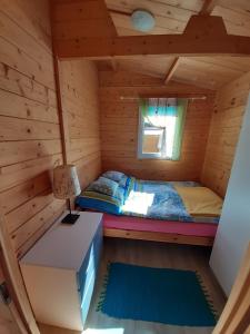 Posteľ alebo postele v izbe v ubytovaní Domki nad morzem w Sianożętach