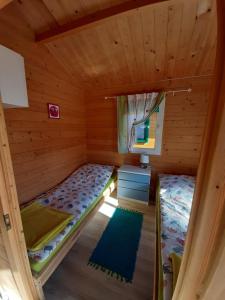 Posteľ alebo postele v izbe v ubytovaní Domki nad morzem w Sianożętach