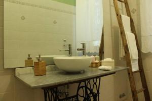 a bathroom with a sink and a mirror at Veramaro,accogliente appartamento in campagna in Arezzo