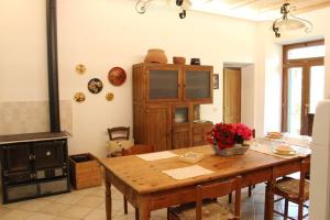a kitchen with a wooden table and a stove at Veramaro,accogliente appartamento in campagna in Arezzo
