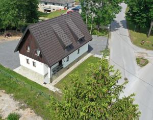 een uitzicht op een huis met een dak bij Natura Plitvice Lakes in Plitvička Jezera