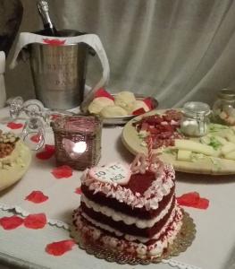 una mesa con un pastel con una vela en B&B La Casa nella Roccia, en Villanova del Battista