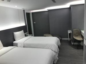 Postel nebo postele na pokoji v ubytování Golden Garden Hotel