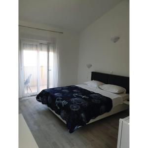 sypialnia z łóżkiem z czarno-białym kocem w obiekcie Apartment Mate4 w Bibinje