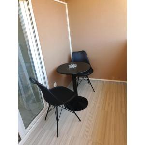 stół i 2 krzesła w pokoju z oknem w obiekcie Apartment Mate4 w Bibinje +2 zdjęcia